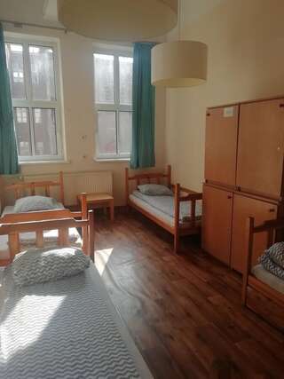 Хостелы Hostel Orange Plus Торунь Кровать в общем номере с 4 кроватями-7